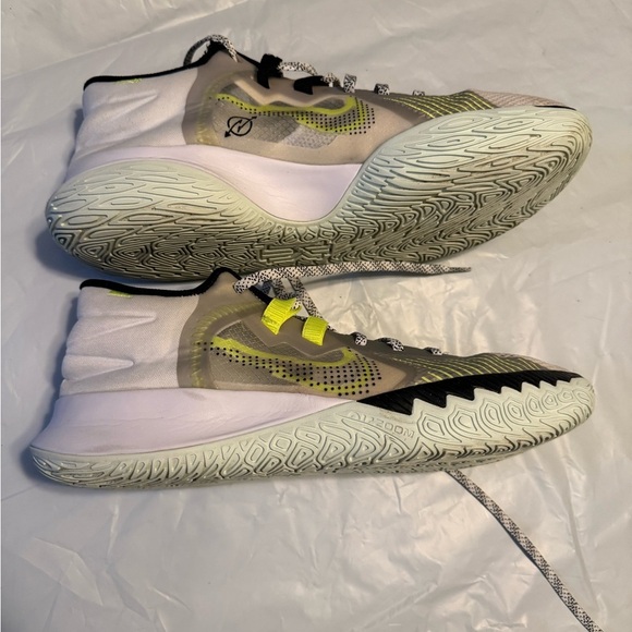 Nike Kyrie Flytrap White Volt size 13 - Picture 5 of 7